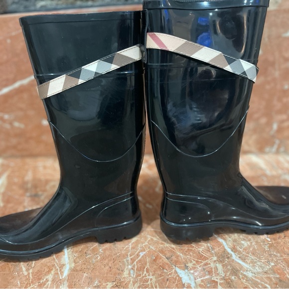 Burberry black rain boots with signature print detailed belt - Picture 2 of 5